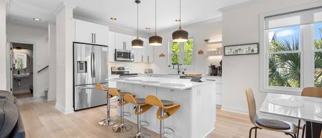 Réfrigérateur, micro-ondes, four, plaque de cuisson