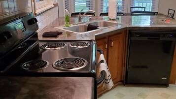 Frigorifero, microonde, forno, piano cottura