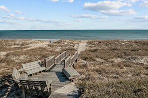 On the beach - Oceanfront,private pool,elevator,views galore!Located in Spinnakers Reach (Emerald Isle)