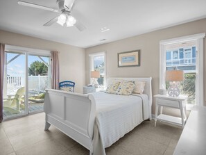 7 bedrooms, iron/ironing board, travel cot, free WiFi - Oceanfront,private pool,elevator,views galore!Located in Spinnakers Reach (Emerald Isle)