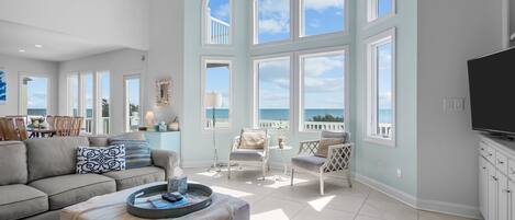 Una Smart TV, una chimenea, un reproductor de DVD