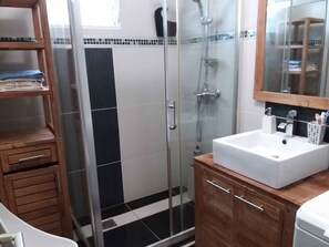 Shower, hair dryer, towels, soap - Large F2, fiber, spa, air conditioning, garden, parking (Schœlcher)