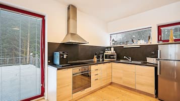 Geladeira, micro-ondas, fogão, lava-louças