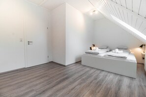 4 bedrooms, iron/ironing board, WiFi