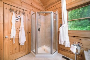 Kostenlose Toilettenartikel, Haartrockner, Handtücher