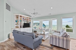 Smart TV - Emerald Dream: Sun, Sand & Splash Zone (Emerald Isle)