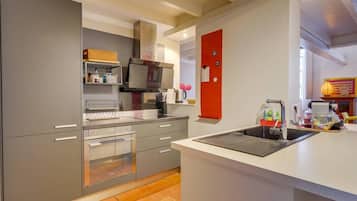 Frigorífico, lavavajillas, tostadora y utensilios de cocina