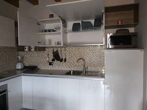 Een koelkast, een microgolfoven, een oven, een kookplaat