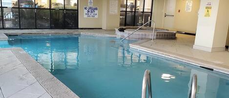 Alberca techada y alberca al aire libre