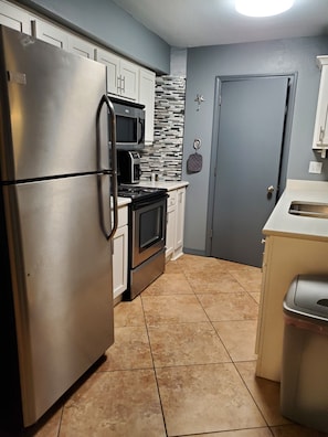 Frigorifero, microonde, forno, piano cottura