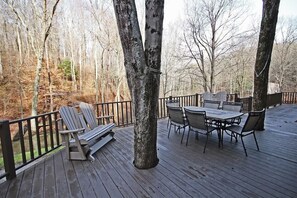 Outdoor dining - Two Trees - Unique Custom Cabin with Game Room & Covered Hot Tub (Rockbridge)