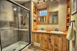 Badewanne, Haartrockner, Handtücher, Seife