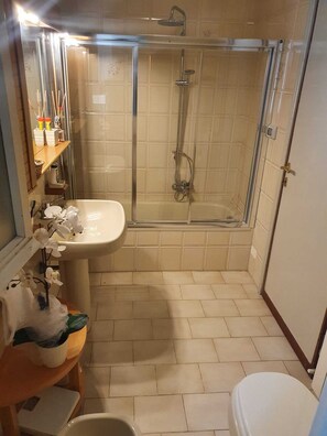 Duschwanne, Haartrockner, Bidet, HandtĂŒcher