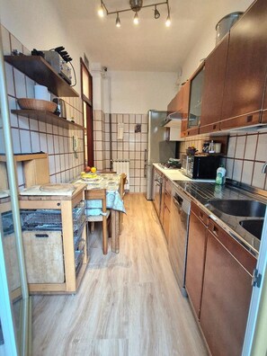 Fridge, microwave, oven, stovetop - Bellavista apartment (Viareggio)