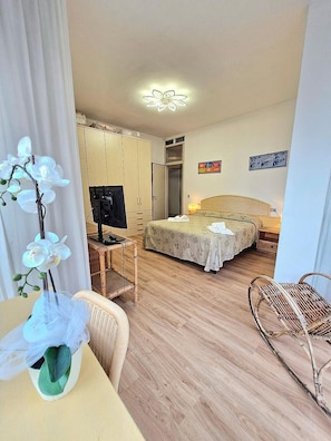 3 bedrooms, desk, iron/ironing board, free WiFi - Bellavista apartment (Viareggio)