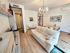 Smart TV, books - Bellavista apartment (Viareggio)