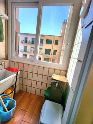 Duschwanne, Haartrockner, Bidet, HandtĂŒcher