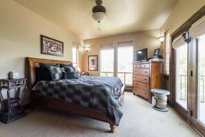 6 bedrooms, free WiFi, bed sheets - Waterfront Homes on Lake Travis (Spicewood)