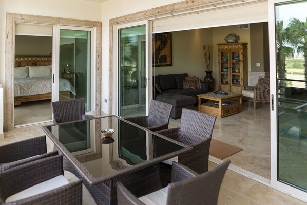 Apartment, 2 Schlafzimmer | Essbereich im Zimmer