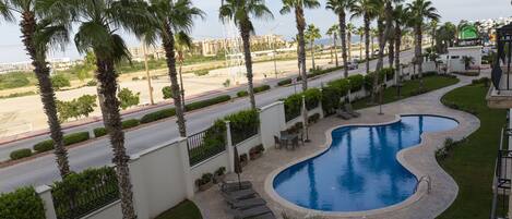 Appartement, 2 slaapkamers | Binnenzwembad | Een buitenzwembad