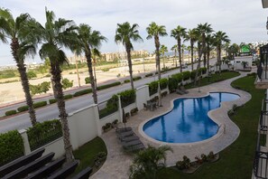 Apartment, 2 Schlafzimmer | Innenpool | Außenpool