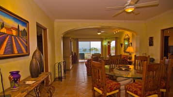 Condo, 3 habitaciones | Servicio a la habitación