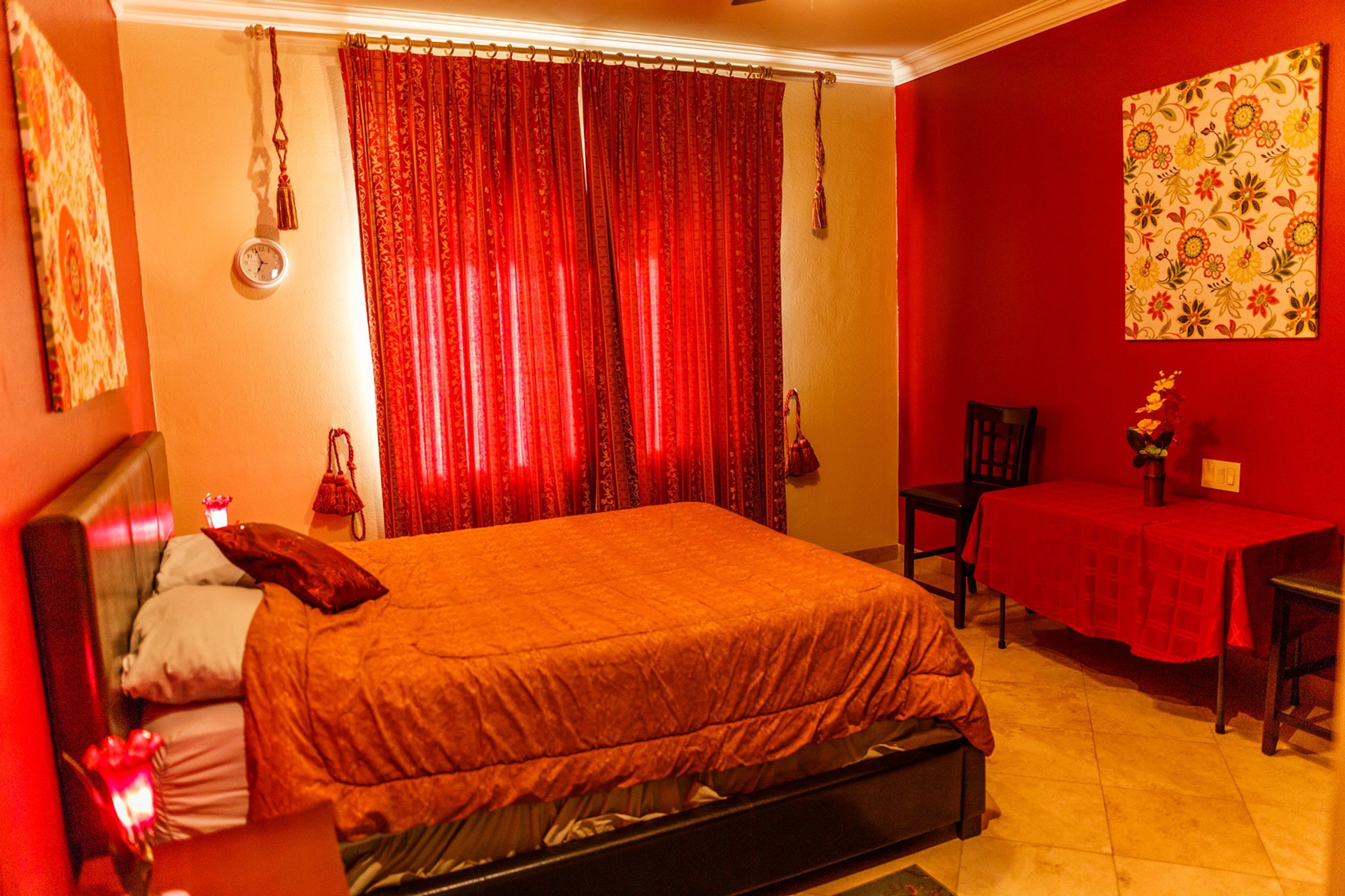 Une pièce comprenant un lit, une table et une chaise.