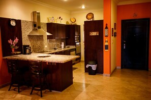 Apartment, 2 Schlafzimmer | Eigene Küche | Kühlschrank, Mikrowelle, Ofen, Geschirrspüler