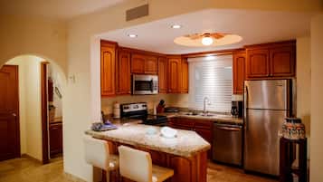 Condo, 2 habitaciones | Cocina privada | Horno y parrilla de estufa