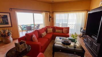 Condo, 2 habitaciones | Área de sala de estar | Televisión