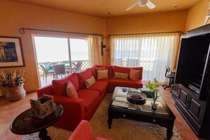 Condo, 2 habitaciones | Área de sala de estar | Televisión 