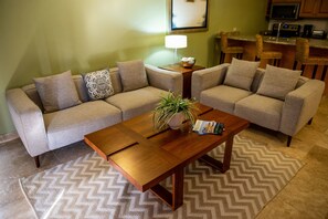 Apartment, 2 Schlafzimmer | Wohnbereich | Fernseher