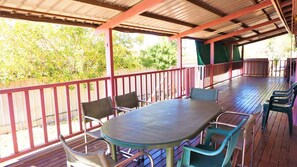Outdoor dining - 10 Tautog Street - Great Family space in central location (EXMOUTH)