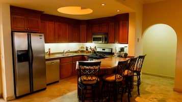 Condo, 3 habitaciones | Cocina privada | Tostadora y utensilios de cocina
