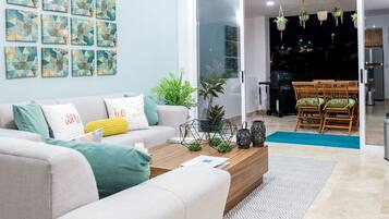 Condo, 2 habitaciones | Sala de estar | Televisión y reproductor de DVD