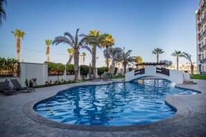 Appart'hôtel, 2 chambres | Piscine | Piscine extérieure