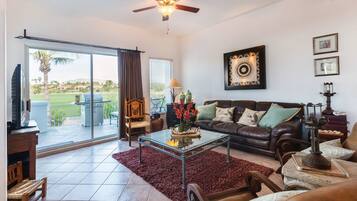 Condo, 3 habitaciones | Área de sala de estar | Televisión de pantalla plana