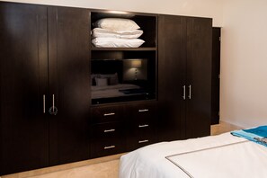 Condo, 3 habitaciones | 3 habitaciones, muebles diferentes y tabla de planchar con plancha 