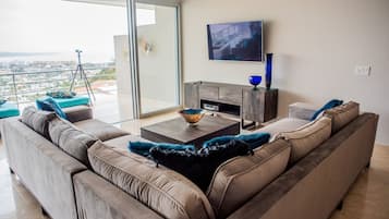 Condo, 3 habitaciones | Área de sala de estar | Televisión