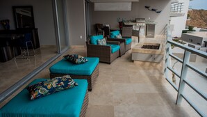A balcony with wicker furniture and a grill area. - Cascadas de Pedregal 711 3 BR by Casago (Cabo San Lucas)
