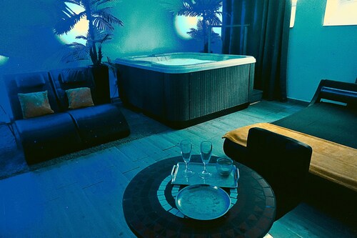 SUITE LUNA MIT PRIVATEM JACUZZI IM VILLA SPA