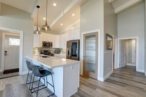 Fridge, microwave, stovetop, dishwasher