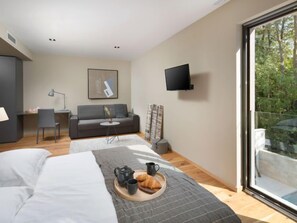 4 bedrooms, desk, iron/ironing board, WiFi