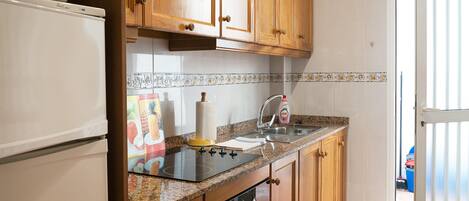 Fridge, microwave, oven, coffee/tea maker