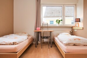 Habitación doble | Espacio para trabajar con laptop, wifi gratis y ropa de cama 