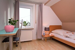 Habitación individual | Espacio para trabajar con laptop, wifi gratis y ropa de cama 