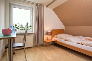 Habitación individual | Espacio para trabajar con laptop, wifi gratis y ropa de cama 