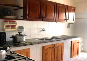 Kühlschrank, Ofen, Herdplatte, Kochgeschirr/Geschirr/Besteck