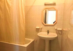 Bathtub, bidet
