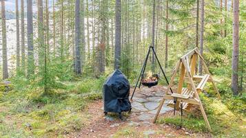Une forêt avec une balançoire et un objet abrité.
